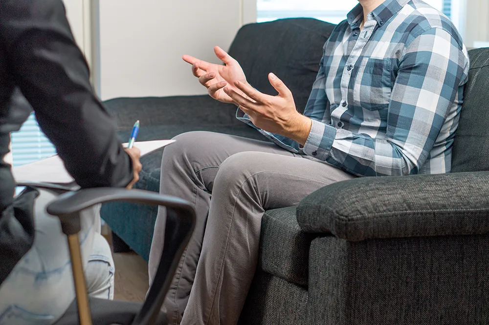 Jens Mehrens behandelt einen Patienten zur Angst- und Stressbewältigung in seiner psychotherapeutischen Praxis in Swisttal bei Euskirchen.