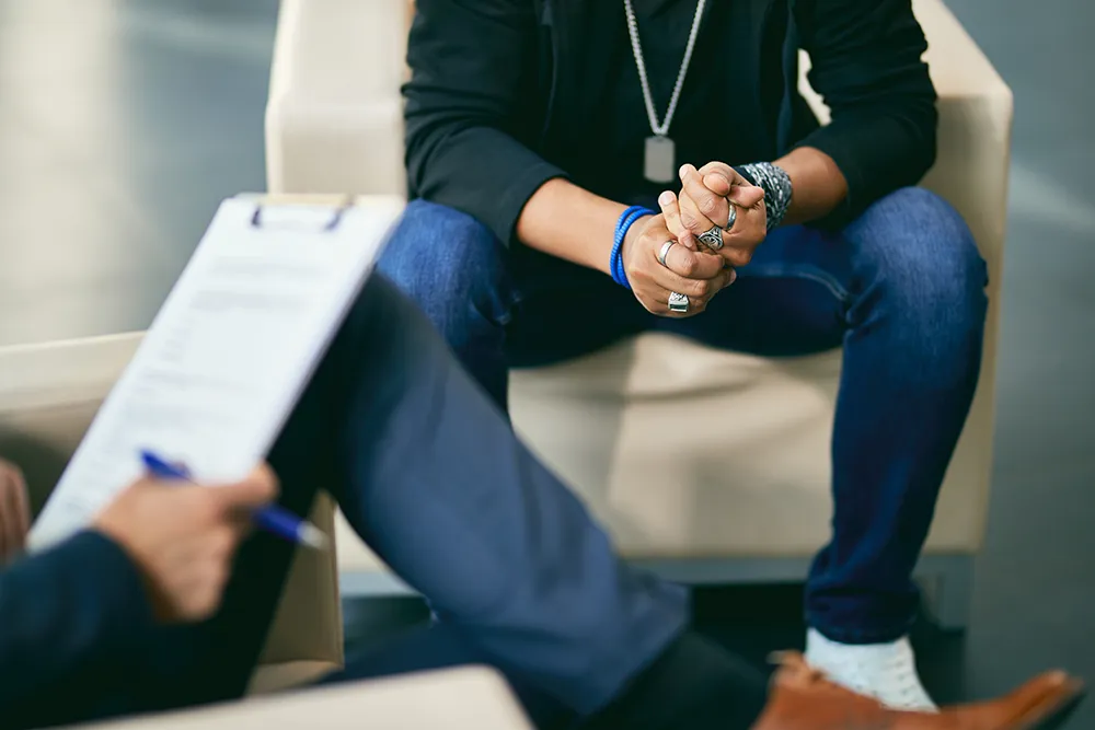 Jens Mehrens behandelt einen Patienten zu Suchterkrankungen in seiner wohlfühlenden, psychotherapeutischen Praxis in Swisttal bei Euskirchen.