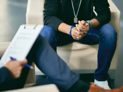 Jens Mehrens behandelt einen Patienten zu Suchterkrankungen in seiner wohlfühlenden, psychotherapeutischen Praxis in Swisttal bei Euskirchen.